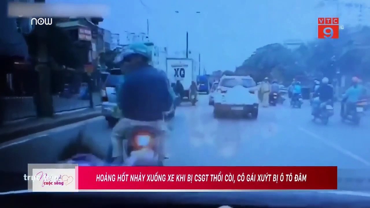 Nhảy xuống xe máy để né CSGT, cô gái suýt bị ôtô cán mất mạng