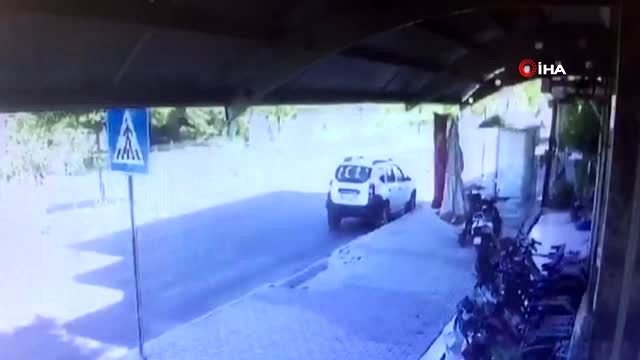 Direksiyonu kilitlenen otomobil park halindeki araca böyle çarptı