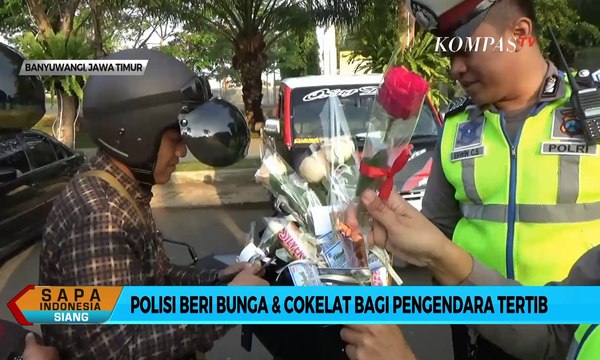 Bunga dan Cokelat bagi Pengendara Tertib Lalu Lintas