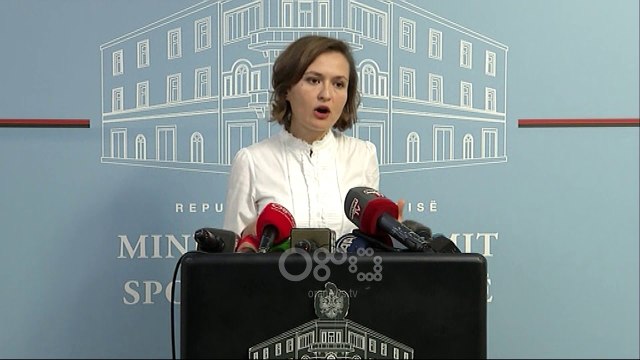 Ora News - Qeveria pranon uljen e numrit të nxënësve, por shifrës 100 mijë i heq një zero