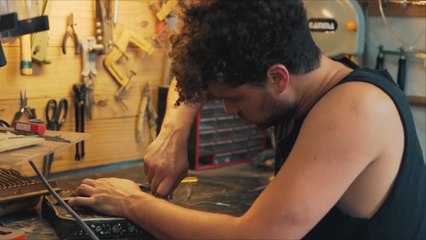 ورشة لإصلاح آلة الأكورديون والحفاظ عليها من الاندثار