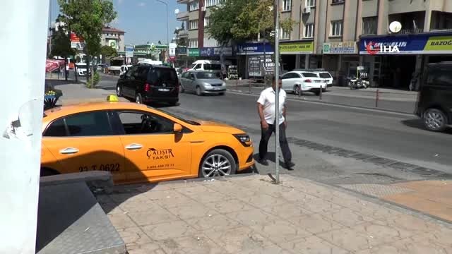 Taksisinde unutulan 87 bin lirayı sahibine teslim etti