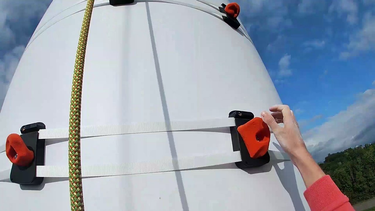 Spitzen-Kletterin Jessica Pilz erklimmt Windrad