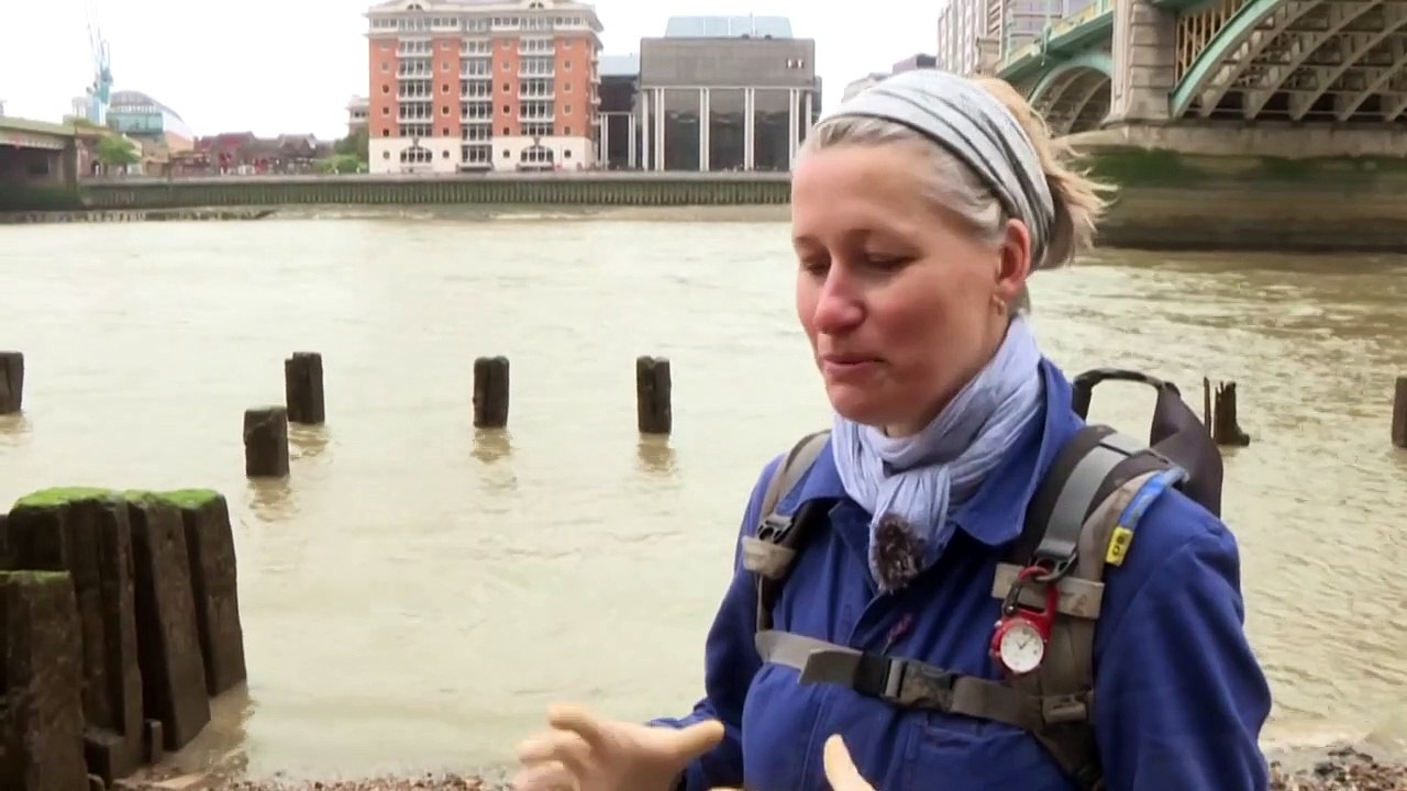 Les "Mudlarks", ces écumeurs des berges de Londres en quête de trésors