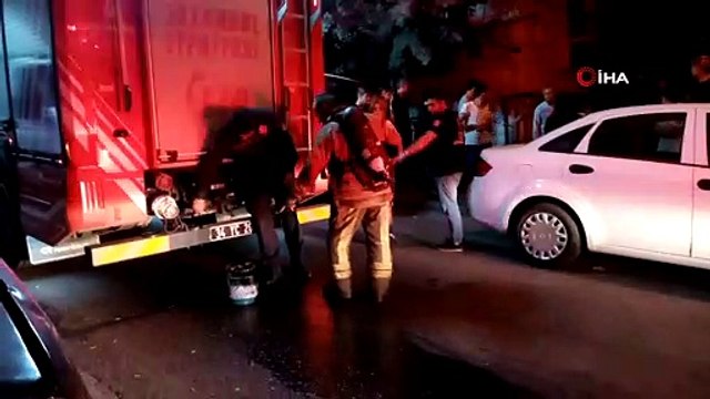 3 katlı apartmanın giriş katında çıkan yangın mahalleyi sokağa döktü