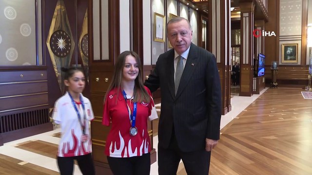 Cumhurbaşkanı Erdoğan, milli sporcular Sümeyye Boyacı ve Sevilay Öztürk'ü kabul etti