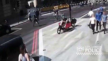 Un cycliste grille un feu rouge et va mettre un coup de tête à un piéton !