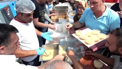 Çarşı esnafının aşure ikramına yoğun ilgi