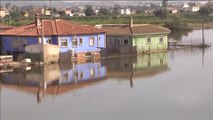 Los vecinos de Molins ya pueden acceder a sus casas aunque el agua todavía cubre las calles