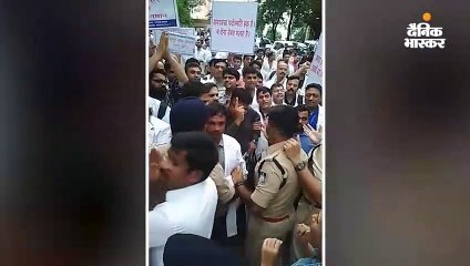 डॉक्टरों को पुलिस ने जबरन रोका