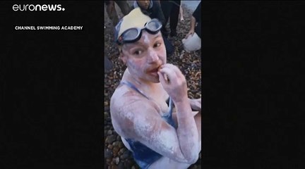 شاهد: ناجية من السرطان تعبر القنال الإنجليزي 4 مرات دون توقف فمن تكون؟