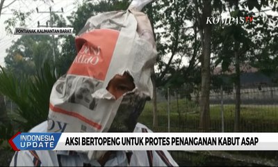 Aksi Bertopeng Bentuk Protes Penanganan Kabut Asap