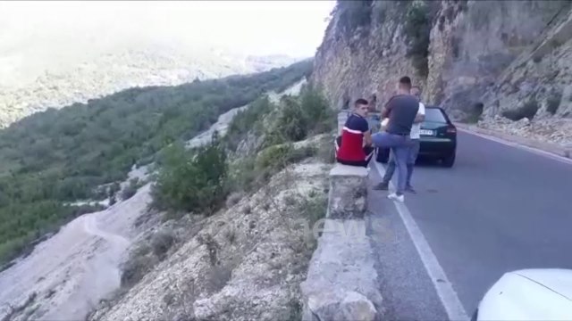 Ora News - Makina del nga rruga në malësinë e Krujës, 1 i vdekur, 2 të plagosur