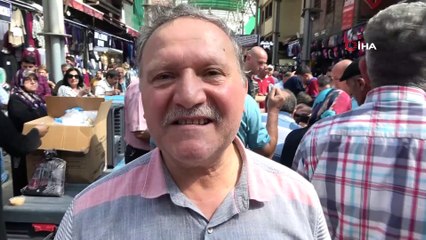 Çarşı esnafının aşure ikramına yoğun ilgi