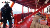 Ocean Viking, salvati in 48: bambini e donne salgono a bordo della Ong | Notizie.it