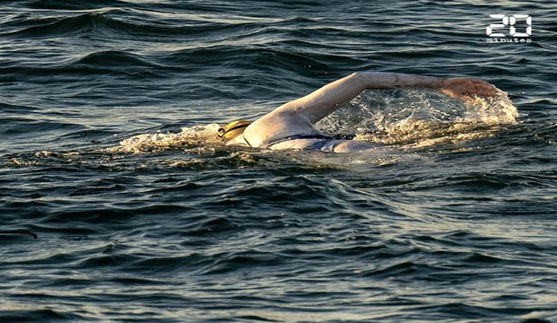 Une Américaine, survivante d'un cancer du sein, traverse quatre fois la Manche sans s’arrêter
