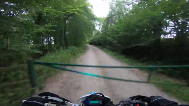 À plus de 60 km/h en moto il s'explose violemment contre une barrière qu'il ne voit pas
