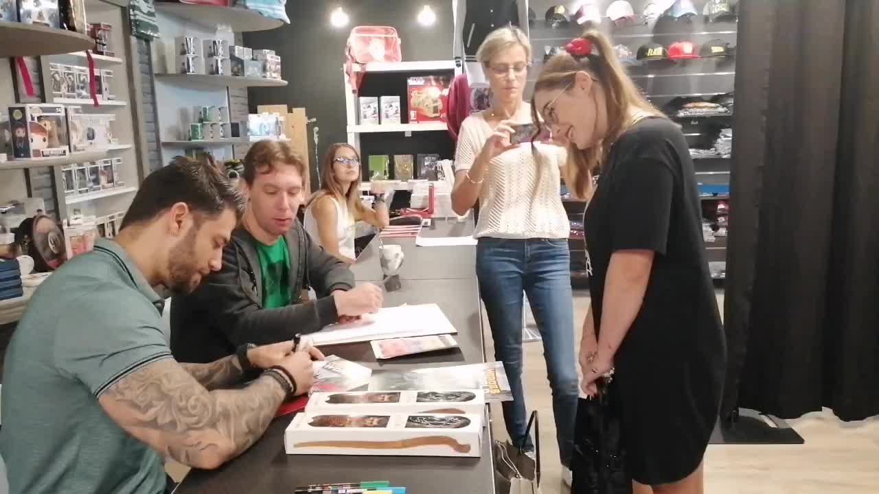 L'acteur Stanislav Ianevski en séance de dédicace à la boutique "Heroes World", à Estaimpuis