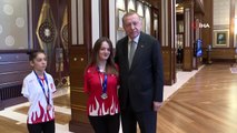 Cumhurbaşkanı Erdoğan, milli sporcular Sümeyye Boyacı ve Sevilay Öztürk'ü kabul etti