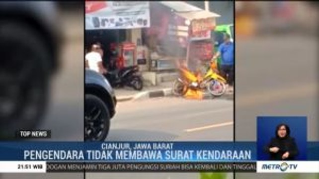 Viral, Pengendara Bakar Motornya Sendiri Karena Ditilang Polisi