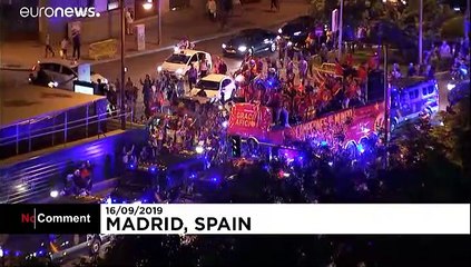 شاهد: الفريق الاسباني لكرة السلة يحتفل مع أنصاره بتتويجه بطلا للعالم