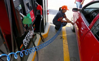 Gasolina no subirá de precio pese a alza del petróleo: AMLO