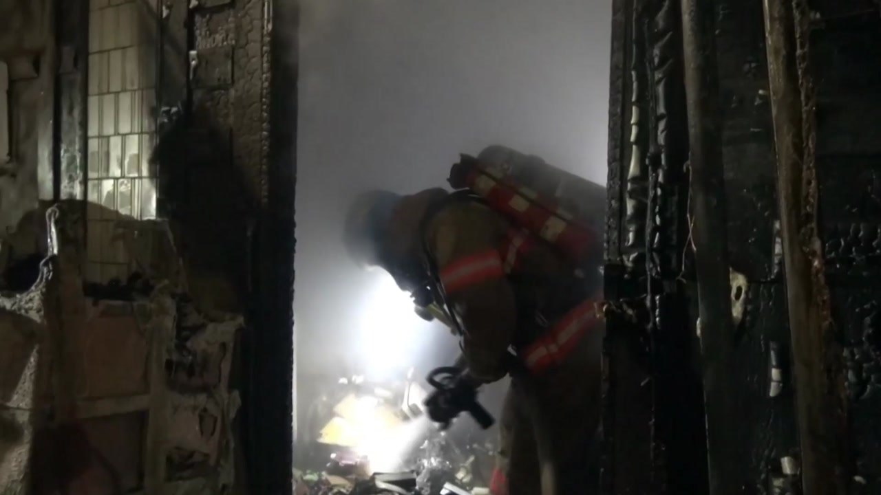 재개발지역 상가 건물에서 불...50대 남성 2도 화상 / YTN