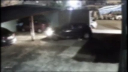 Homem suspeito entra em garagem e finge urinar; moradora acredita que ele queria assaltar