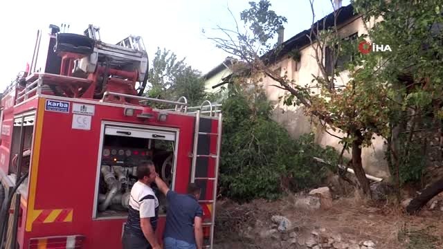 Ahşap binada çıkan yangın sonrası ev kullanılamaz hale geldi