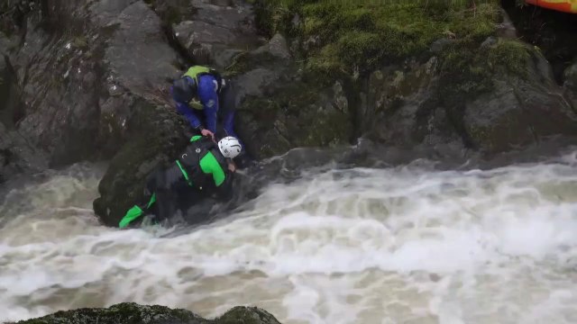 Un Kayakiste se retrouve piégé dans une rivière en crue