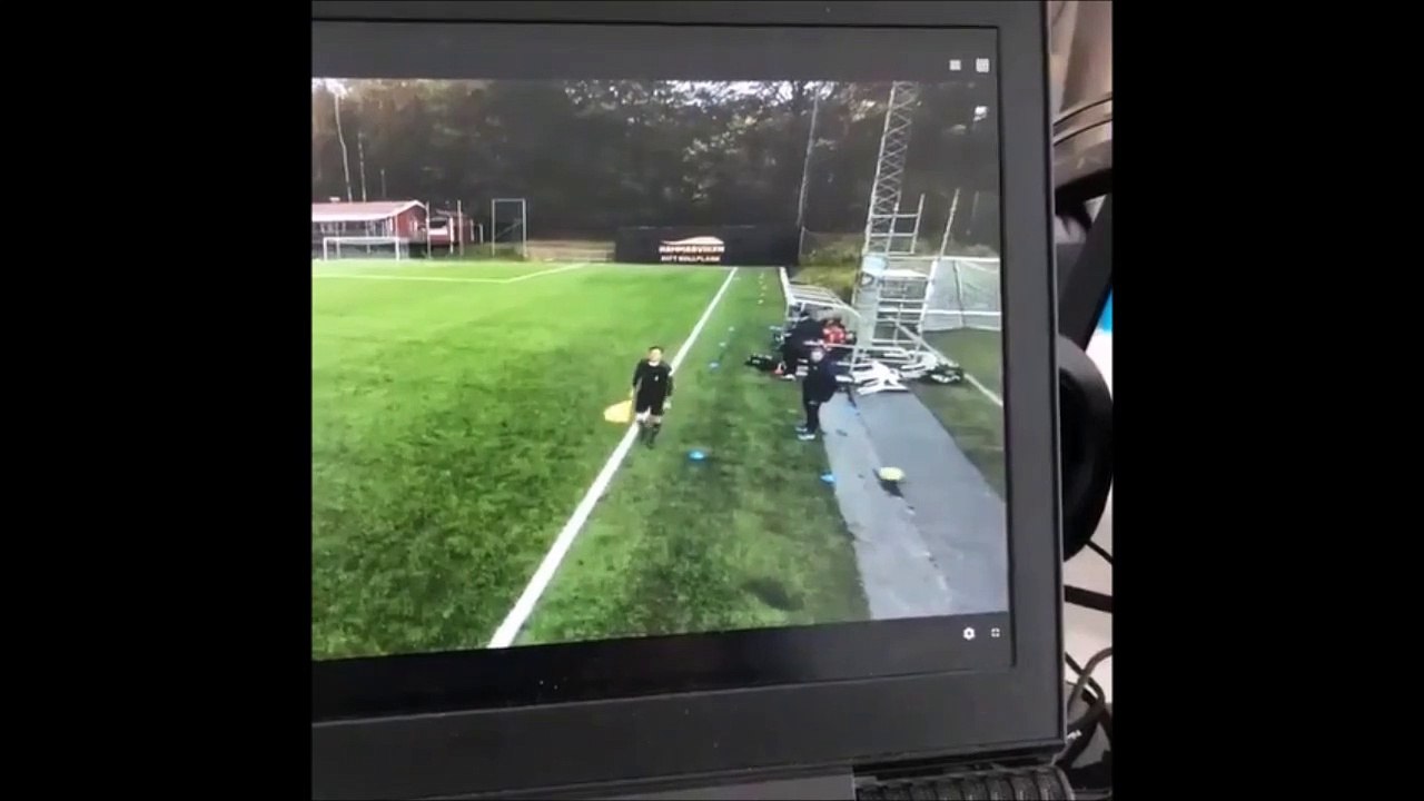 Un entraineur de foot stoppe un ballon poussé par le vent... mais attendez la suite