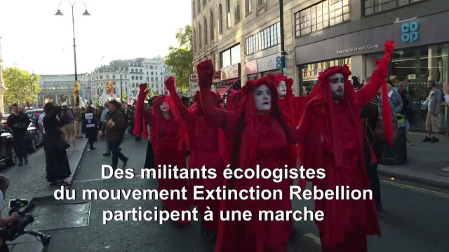 Le mouvement écologiste Extinction Rebellion marque la fin de la fashion week de Londres avec une marche funèbre