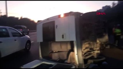 Tem otoyolu'nda servis minibüsü devrildi : 5 yaralı