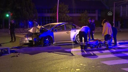 Otomobilin çarptığı direk seyir halindeki taksinin üzerine devrildi