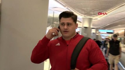 Dünya şampiyonu rıza kayaalp türkiye'ye geldi