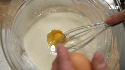 사과 튀김에 쓰일 튀김옷 만들기