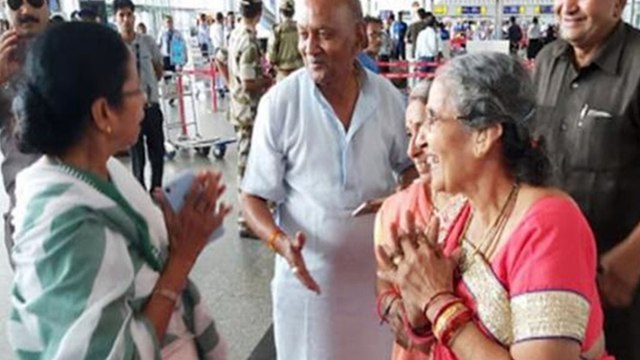 ಕುತೂಹಲ ಕೆರಳಿಸಿದ ಮೋದಿ ಪತ್ನಿ ಮತ್ತು ಮಮತಾ ಬ್ಯಾನರ್ಜಿ ಭೇಟಿ | Oneindia Kannada