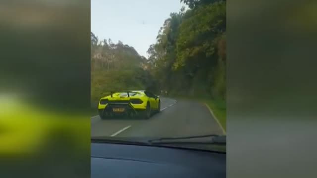 Temeraria carrera de coches deportivos en Asturias