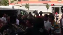 Havuz medyasının yer kapma kavgası - - Diyarbakır HDP binası önünde eylem yapan anneleri çekmek için gelen basın, yer kapmak için kavga ederken böyle