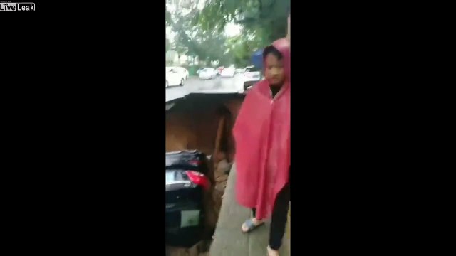 Le trottoir s'effondre et avale 2 voitures en Chine !
