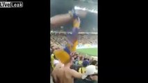 Ces supporters font le salut Nazi dans un stade de Football en Ukraine