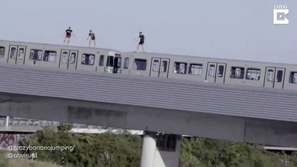 3 cascadeurs sautent d'un train en marche dans le fleuve Danube