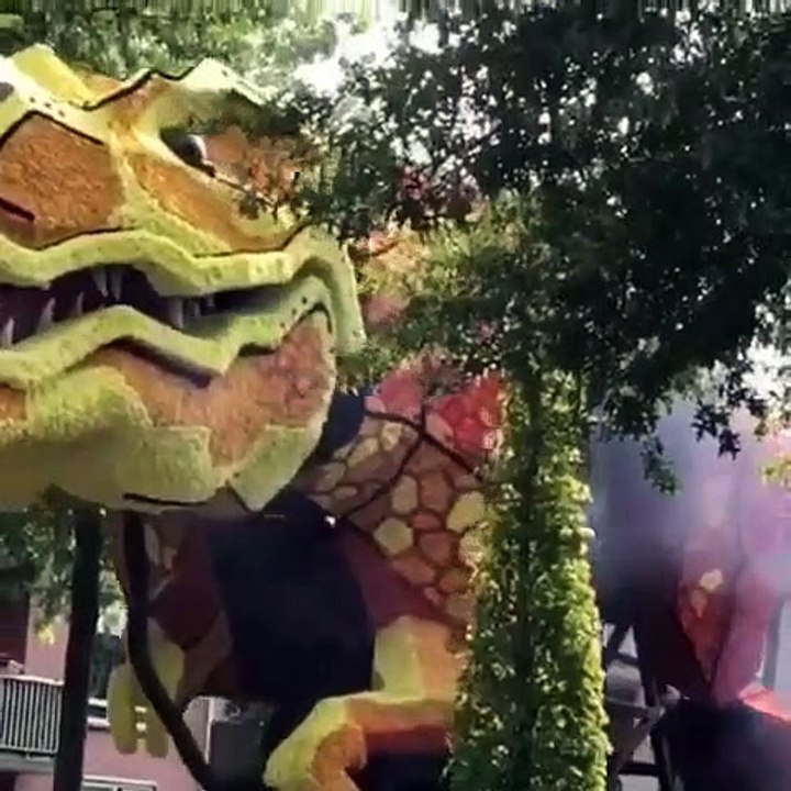 Char géant d'un T-Rex fait de métal et fleurs !
