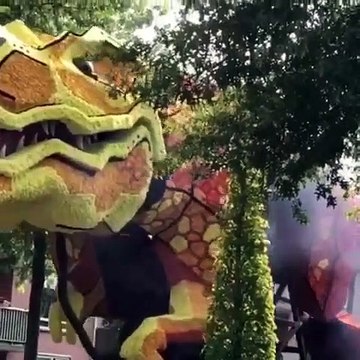 Char géant d'un T-Rex fait de métal et fleurs !
