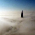 Vue d'un ouvrier sur un gratte-ciel à Londres au-dessus des nuages ! Bishopsgate Tower