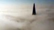 Vue d'un ouvrier sur un gratte-ciel à Londres au-dessus des nuages ! Bishopsgate Tower