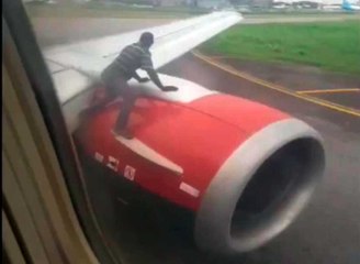 Pánico en el vuelo de Azman Air tras saltar un hombre al ala del avión