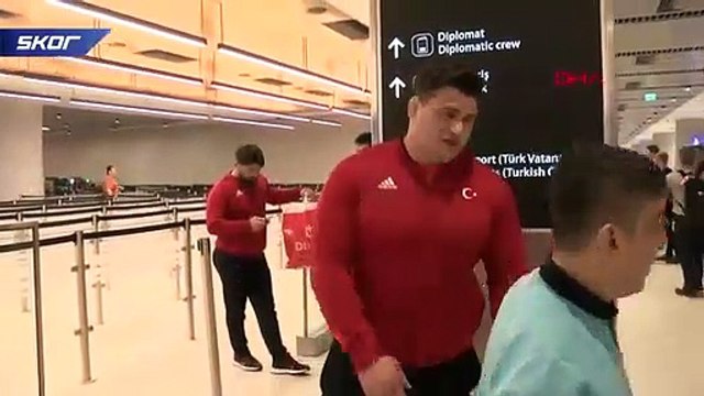 Dünya şampiyonu güreşçi Rıza Kayaalp Türkiye'ye geldi