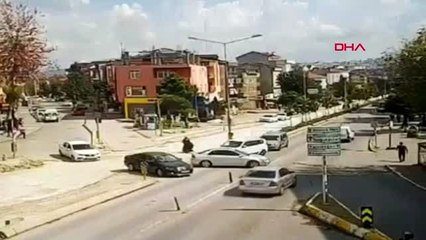 Aracının üzerinde unuttuğu altın dolu çanta yola düştü
