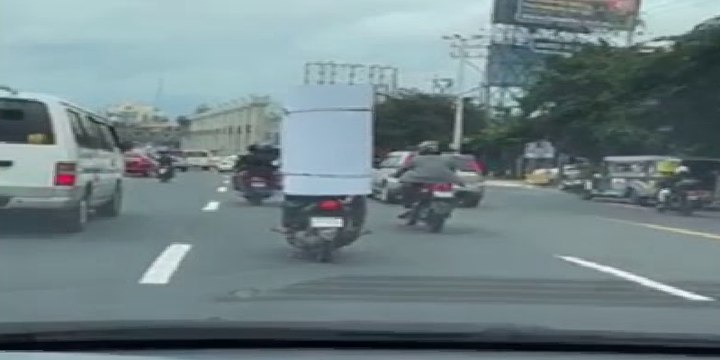 Un motorista filipino se salta las normas de tráfico a la torera cargando con un gigantesco paquete